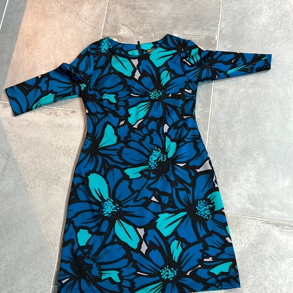 Taylor Dresses & Skirts - Super comfy dress for work or even just top screen! Colors are vibrant!